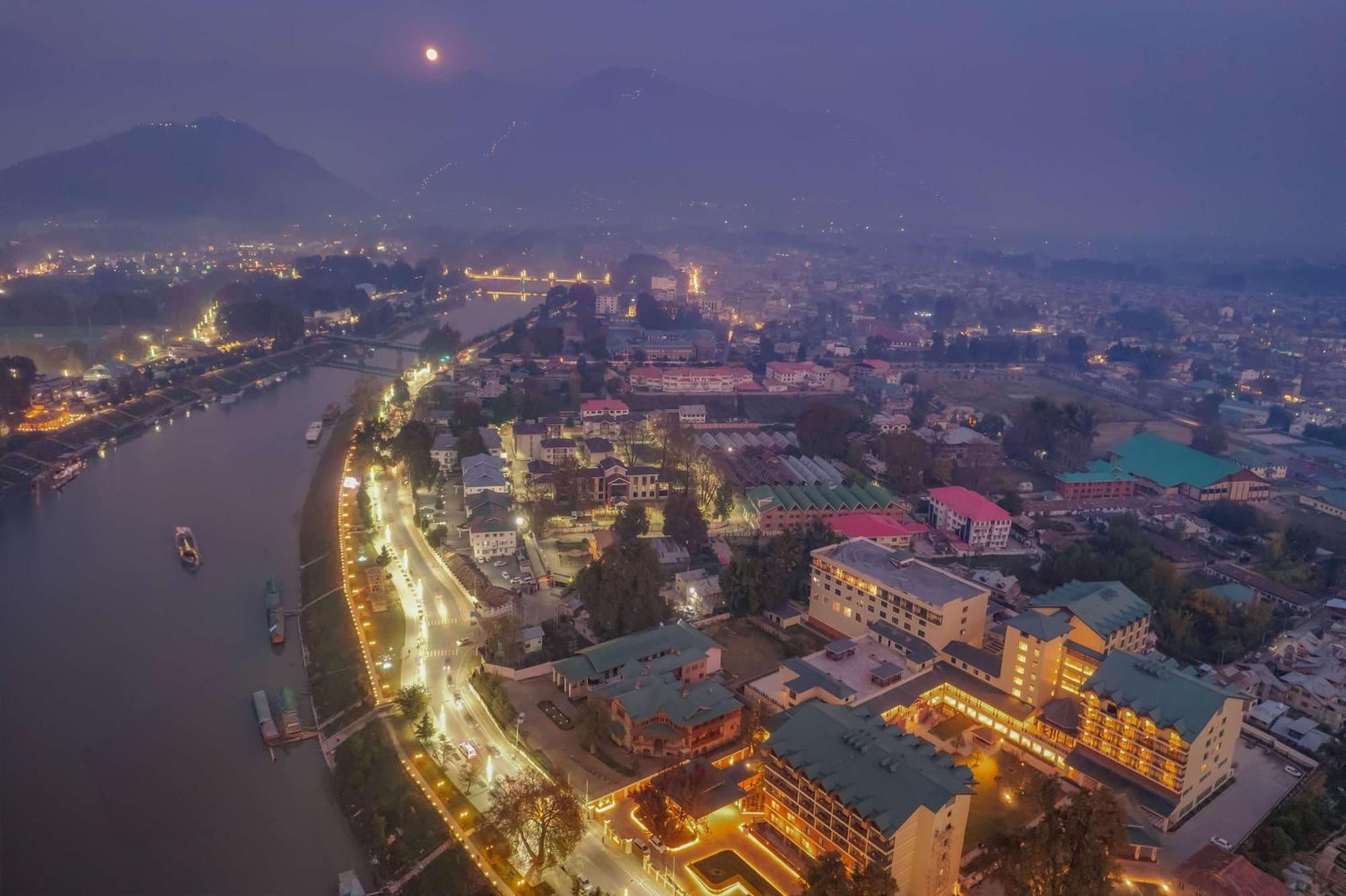 Radisson Collection Hotel & Spa, Riverfront Srinagar Exterior foto